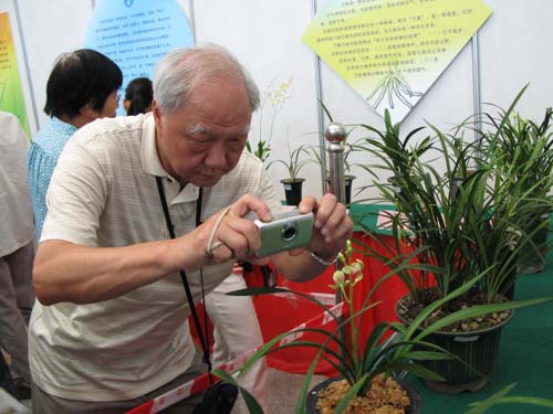 这位是澳门兰花协会会长邓祖基先生你也摄到.